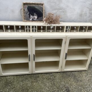 3 vitrinekasten incl gruttersbakjes Piet Zwart jaren 30/40