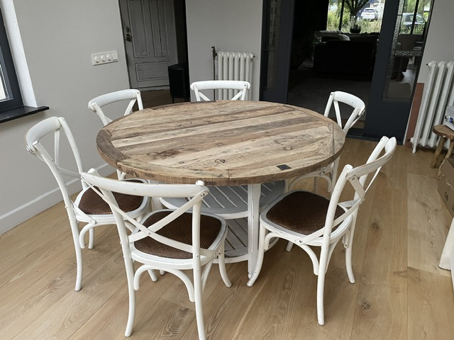 Oude tafel met blad sloophout tijdelijk gereserveerd